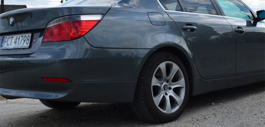 pomoc przy załadunku ciężkich bagaży do taksówki pomoc przy załadunku bagażu do samochodu