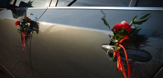 limuzyna na ślub, przystrajanie samochodu, organizowanie imprez okolicznościowych na terenie Krzyża Wielkopolskiego i okolic limuzyna bmw na ślub